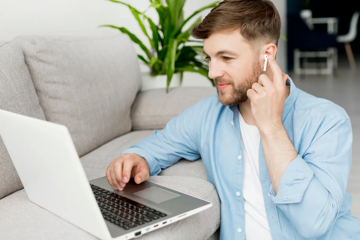 Evan Hollis reviewing music software